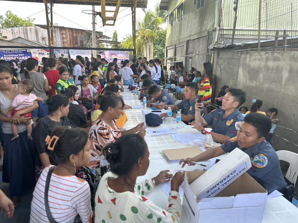 DCPOpcrb's tweet photo. OPLAN KALINAW II

Gipahigayun sa Davao City Police Office ang programa niining Oplan Kalinaw II karung adlawa ngadto sa mga lumulupyo sa Purok 21 Manggahan Gym, Bucana, Brgy. 76-A, Davao City niining siyudad sa Davao. 

#SERBISYONGNAGKAKAISA
#ToServeAndProtect https://t.co/oI012Cy0sT