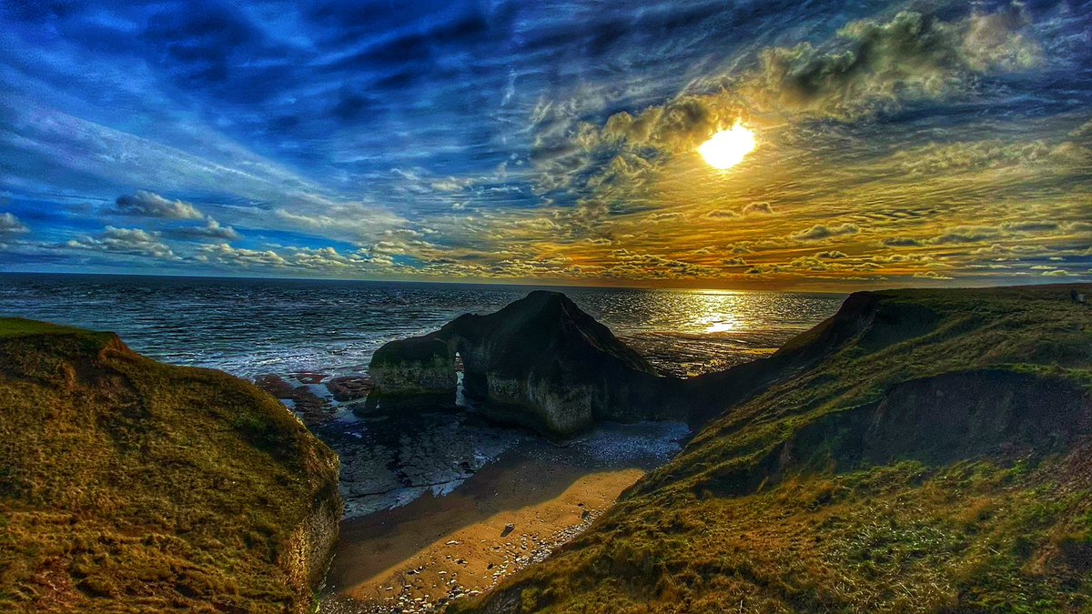MarkSmales's tweet photo. 4 photos with lashings of Snapseed but hey I’m colourblind I can do what I want. 1 Flamborough Head. 2 Bempton Cliffs. 3 On the Beach. 4 Flamborough Lighthouse https://t.co/xE9WxdtQfu