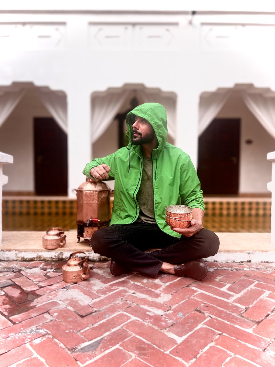 ranveerbrar's tweet photo. Pose ka to sirf bahana hai, I'm just tripping on my copper collection 🤩
.
.
.
#ranveerbrar #pose #poseoftheday #coppercollection #kitchen #food #chef #tuesdaymood #tuesdayvibes #posingtime https://t.co/WsJIQtJe5A