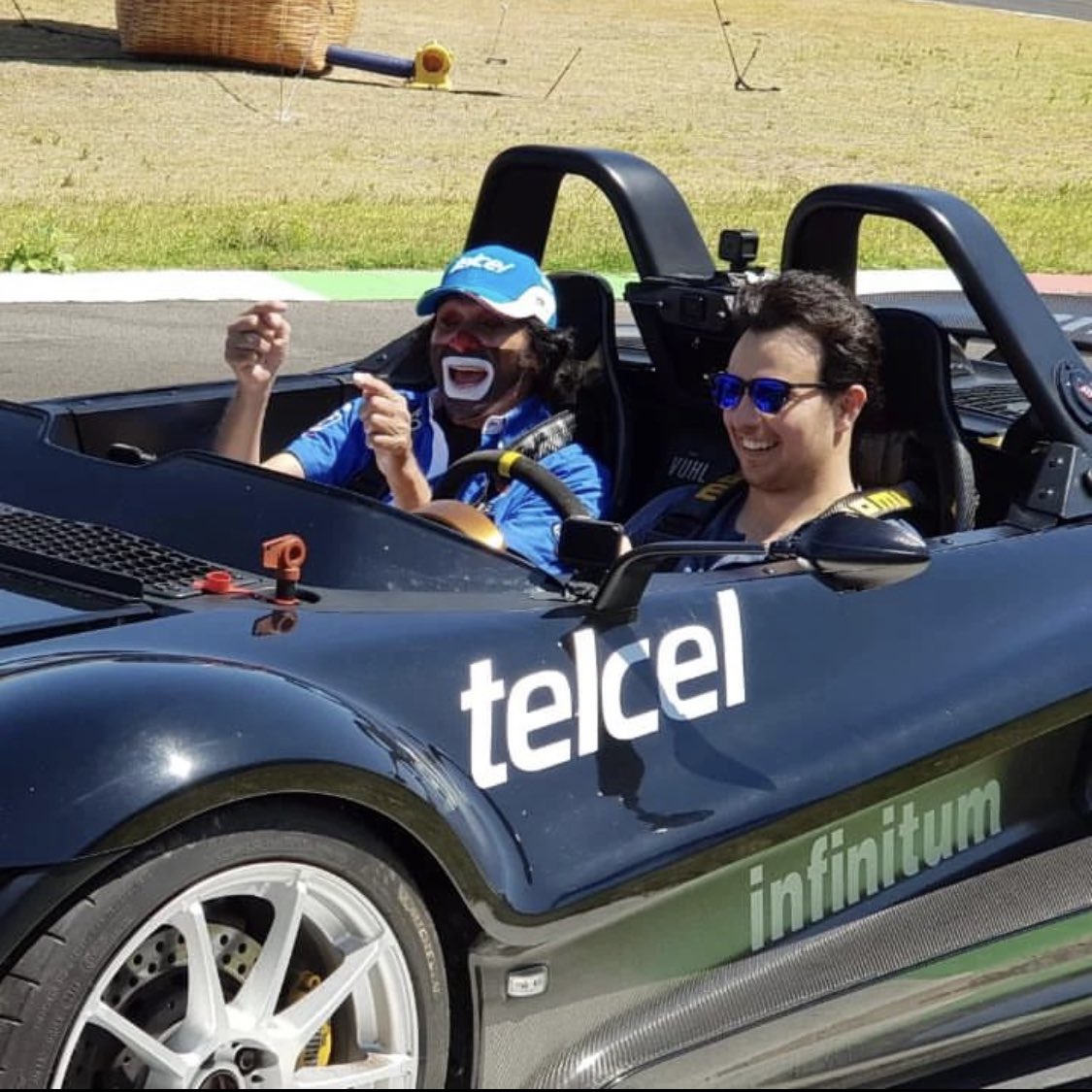 Gran fotografía de nuestro Chequito Fiu fiu al volante y como copiloto el payasito de la tele Ricardo González “Cepillín”🇲🇽🫶🏎️ grandes ídolos mexicanos 📸: @cepillintv • • • • #formula1 #f1 #Checo #SergioPerez #tuformula #Cepillinxsiempre #Cepillin #mexicanpower