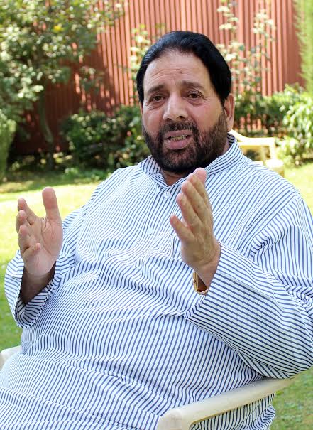 RisingKashmir's tweet photo. #HakeemYaseen rues โ#poordevโ in #Doodhpathri, #Tossamaidan, #Yusmargย
https://t.co/BDgqzBS4Zn https://t.co/h4qR23YOZv