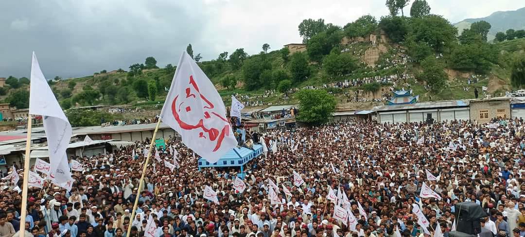 Pashteenidrees1's tweet photo. #تیراه_آمـن_پاڅون نن په تېراه کښۍ د روانې بدامنې پرضد ېو پراخ اولسې پاسون تابېه کړې وا.په ېاد پاسون کښې ګانړ شېمر ملګرو کډون وکړو .د پښتنون ژغو��نې غورځنګ ملګرې د تل په شان د امن ژاغ له پاره په اوال صف کښې ولاړ وې .موږ ټوله نړائ ته د خبرا په ډاګه کاو په چا ښه لګې که په چا بده موږ به خامخه د وطن د آذادې سندرې واېو .

تل دې وې پې ټې اېم خېبر .
تل دې وې لر و بر ېو افغان .