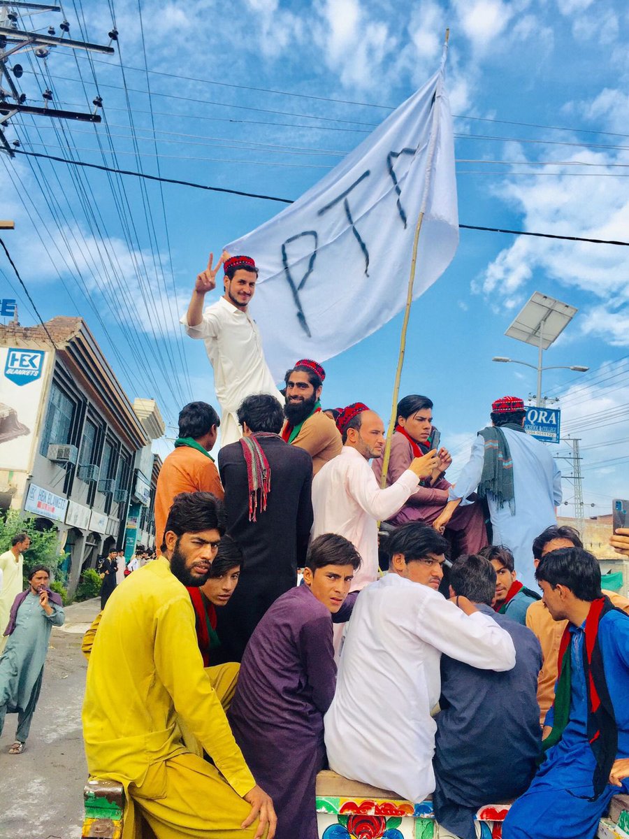 Pashteenidrees1's tweet photo. #تیراه_آمـن_پاڅون نن په تېراه کښۍ د روانې بدامنې پرضد ېو پراخ اولسې پاسون تابېه کړې وا.په ېاد پاسون کښې ګانړ شېمر ملګرو کډون وکړو .د پښتنون ژغو��نې غورځنګ ملګرې د تل په شان د امن ژاغ له پاره په اوال صف کښې ولاړ وې .موږ ټوله نړائ ته د خبرا په ډاګه کاو په چا ښه لګې که په چا بده موږ به خامخه د وطن د آذادې سندرې واېو .

تل دې وې پې ټې اېم خېبر .
تل دې وې لر و بر ېو افغان .