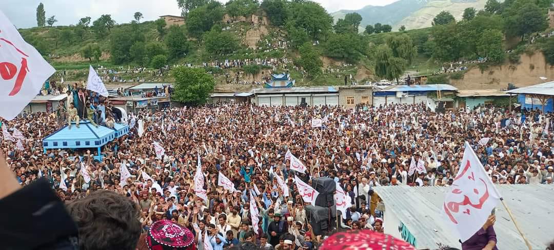 Pashteenidrees1's tweet photo. #تیراه_آمـن_پاڅون نن په تېراه کښۍ د روانې بدامنې پرضد ېو پراخ اولسې پاسون تابېه کړې وا.په ېاد پاسون کښې ګانړ شېمر ملګرو کډون وکړو .د پښتنون ژغو��نې غورځنګ ملګرې د تل په شان د امن ژاغ له پاره په اوال صف کښې ولاړ وې .موږ ټوله نړائ ته د خبرا په ډاګه کاو په چا ښه لګې که په چا بده موږ به خامخه د وطن د آذادې سندرې واېو .

تل دې وې پې ټې اېم خېبر .
تل دې وې لر و بر ېو افغان .