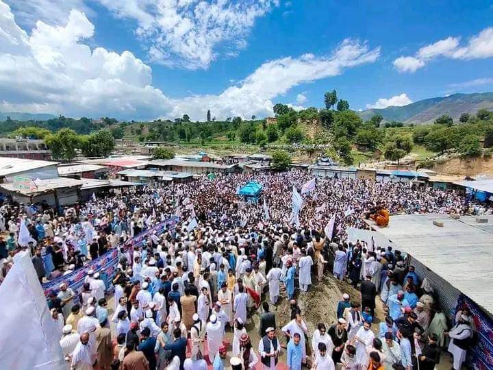 Pashteenidrees1's tweet photo. #تیراه_آمـن_پاڅون نن په تېراه کښۍ د روانې بدامنې پرضد ېو پراخ اولسې پاسون تابېه کړې وا.په ېاد پاسون کښې ګانړ شېمر ملګرو کډون وکړو .د پښتنون ژغو��نې غورځنګ ملګرې د تل په شان د امن ژاغ له پاره په اوال صف کښې ولاړ وې .موږ ټوله نړائ ته د خبرا په ډاګه کاو په چا ښه لګې که په چا بده موږ به خامخه د وطن د آذادې سندرې واېو .

تل دې وې پې ټې اېم خېبر .
تل دې وې لر و بر ېو افغان .