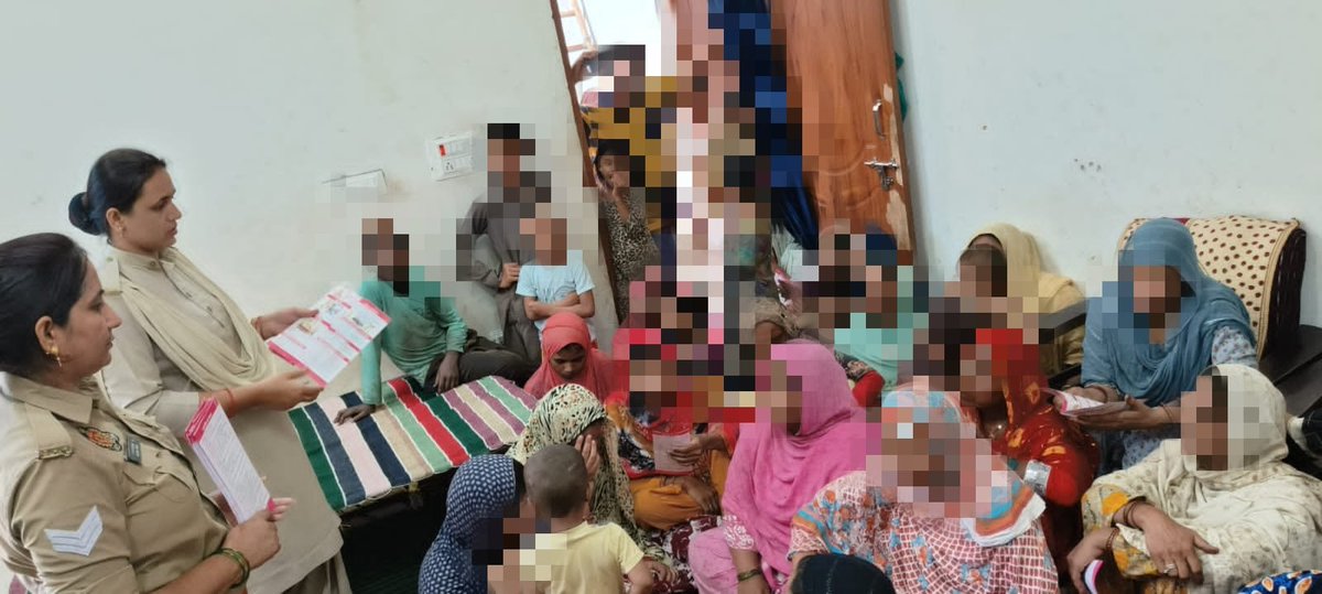 PoliceShamli's tweet photo. थाना कैराना पुलिस द्वारा #मिशन_शक्ति_अभियान के तहत #मिशन_दीदी कार्यक्रम में महिलाओं एवं बालिकाओं को सरकार द्वारा #महिला_सशक्तिकरण हेतु चलाई जा रही योजनाओं के प्रति जागरुक करते हुए हेल्पलाइन नं0- 1090 , 181, 1076, 112 बारे में जानकारी दी गयी।

#UPPolice https://t.co/jB7PvGX1uI