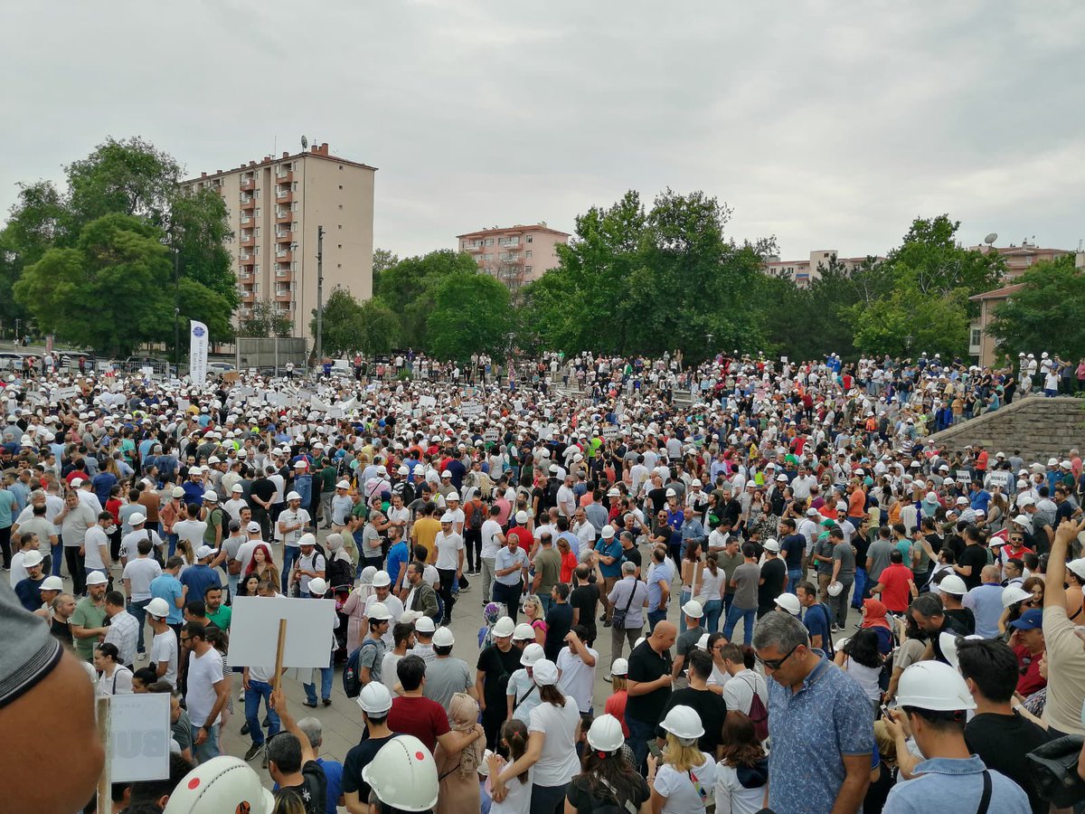 Toplu sözleşme teklifleri kamu mühendisleri açısından istenilen seviyede olmamakla birlikte güncellenerek eksiksiz şekilde kabul edilmelidir. Başlangıç olması ve bir nebze rahat nefes almamız için bu şarttır.
<a href="/kaMUhendisleri/">Kamu Mühendisleri Platformu</a> <a href="/MemurSenKonf/">Memur-Sen</a> 

#KaMUhendisiTopluSozlesme