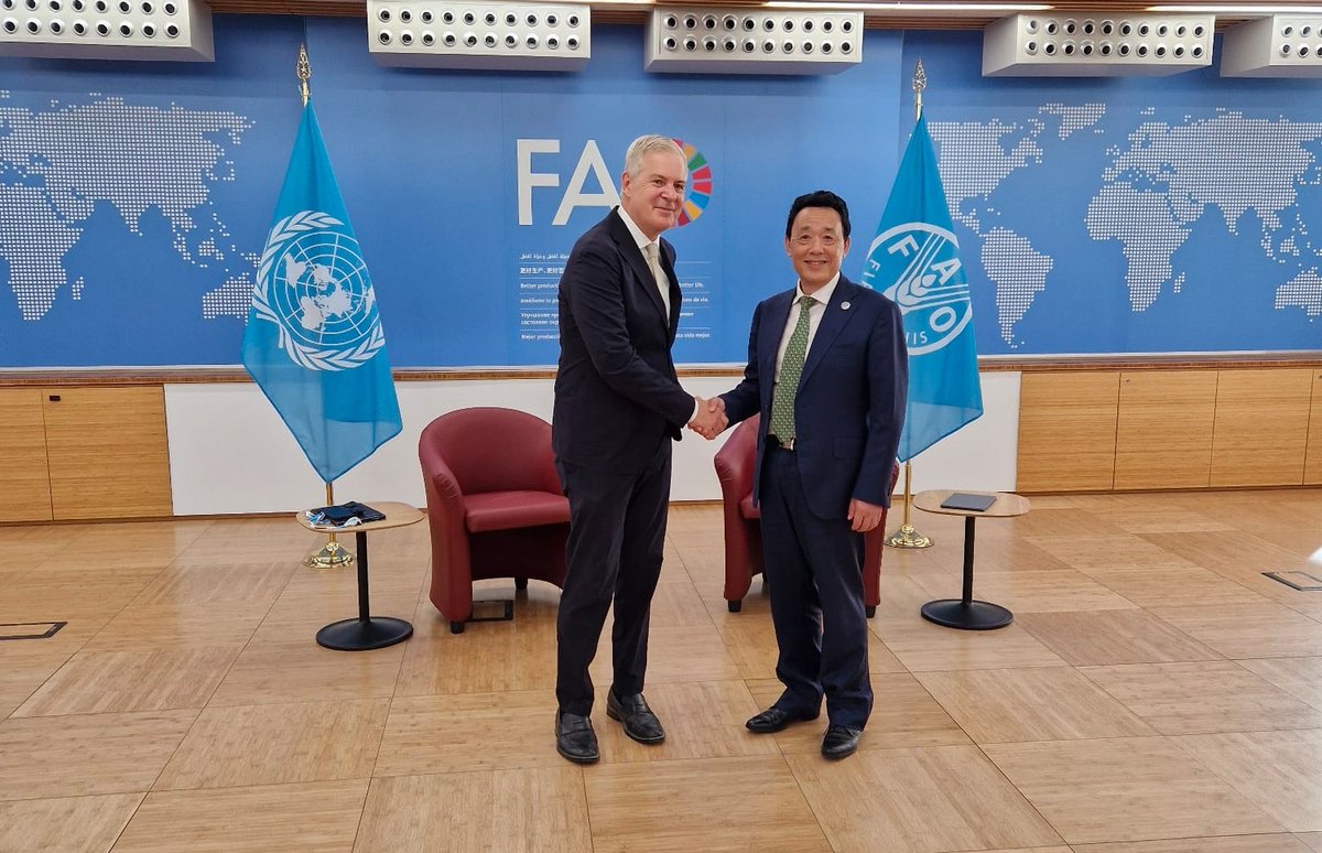 ICCItaly's tweet photo. @ICCSecGen,Segretario Gen di @iccwbo, ha incontrato il DG della @FAO, @FAODG nella seconda giornata del Vertice sull’alimentazione #UNFSS2023, evidenziando il ruolo di ICC e della business community nell’aiutare le imprese a superare le sfide e a raggiungere gli obiettivi globali https://t.co/wQh8y1Ekwf