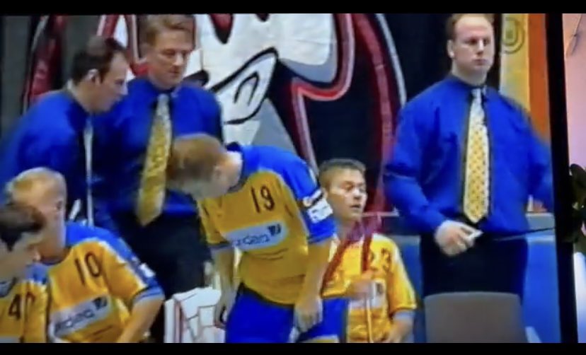 OlliSuonmaa's tweet photo. @OskariSaari @Sihlmania Valmennuksen pukeutuminen takaisin. https://t.co/PFcl5fagCX