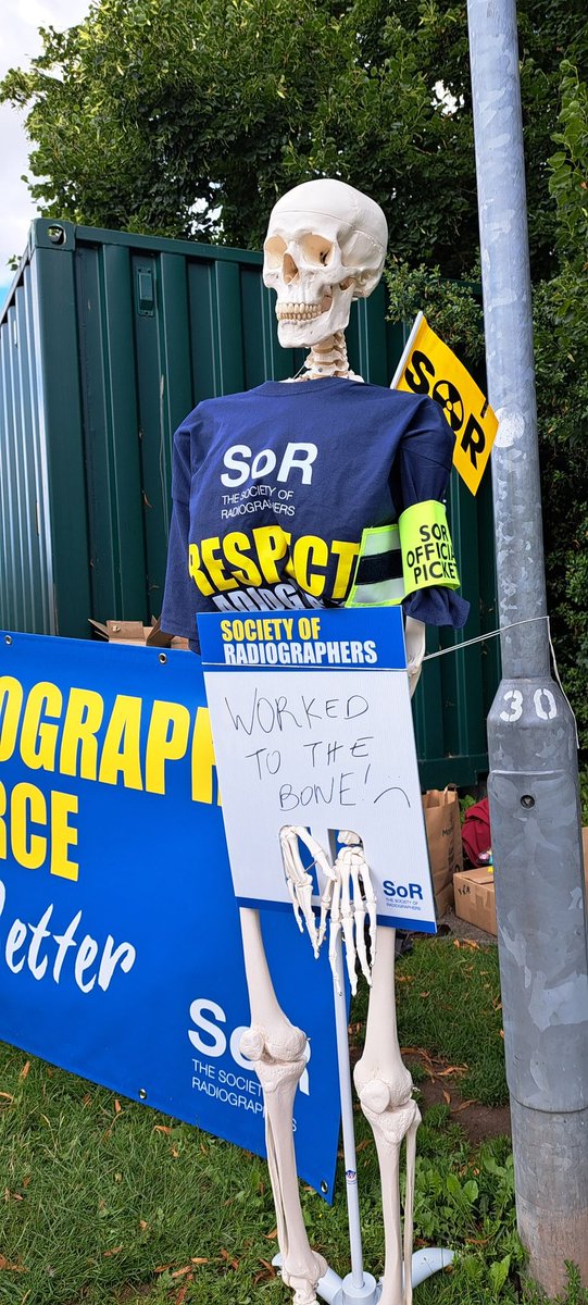 @SCoRMembers WVT Radiographers asking for respect! Thank u strangers for your support and our tiny supporter that got a sticker 😊 #respectradiographers #respectradiography