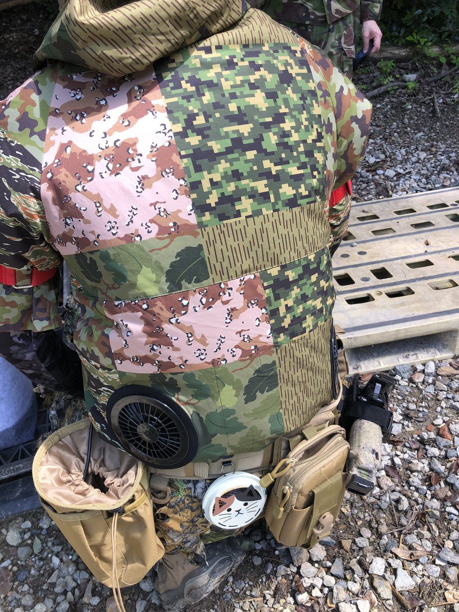 YMsfm's tweet photo. 左側が先日マルチワールドのお客さんが来てた空調服。
むっちゃイケてる迷彩柄で珍しかったんで探したけど全く売ってなくて。
んで、右側買いましたw
ファンと電源は以前から持ってたマキタ流用。ちょっとハメ難かったけどなんとかなりました。
先週使いましたが最高！涼しい！

#サバゲー
#空調服 https://t.co/n3jt0NnDp1