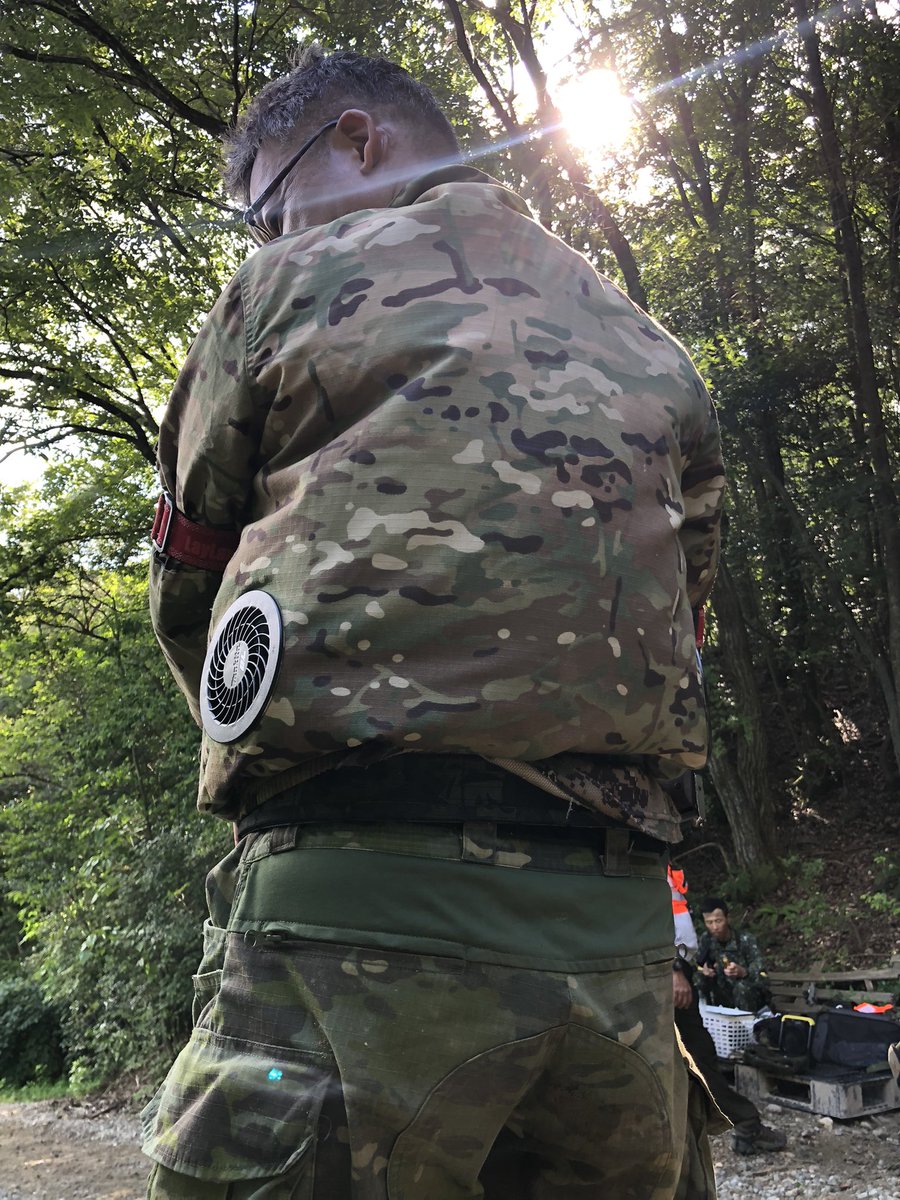 YMsfm's tweet photo. 左側が先日マルチワールドのお客さんが来てた空調服。
むっちゃイケてる迷彩柄で珍しかったんで探したけど全く売ってなくて。
んで、右側買いましたw
ファンと電源は以前から持ってたマキタ流用。ちょっとハメ難かったけどなんとかなりました。
先週使いましたが最高！涼しい！

#サバゲー
#空調服 https://t.co/n3jt0NnDp1