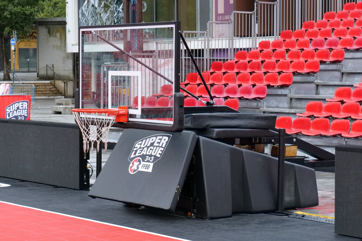 Rennes24's tweet photo. Pendant une semaine, l'esplanade Charles de Gaulle à #Rennes se transforme en temple du #basket 3x3 🏀 Matchs, animations, food-trucks... L'entrée est gratuite et ouverte à tous ! https://t.co/kumvTo15rv