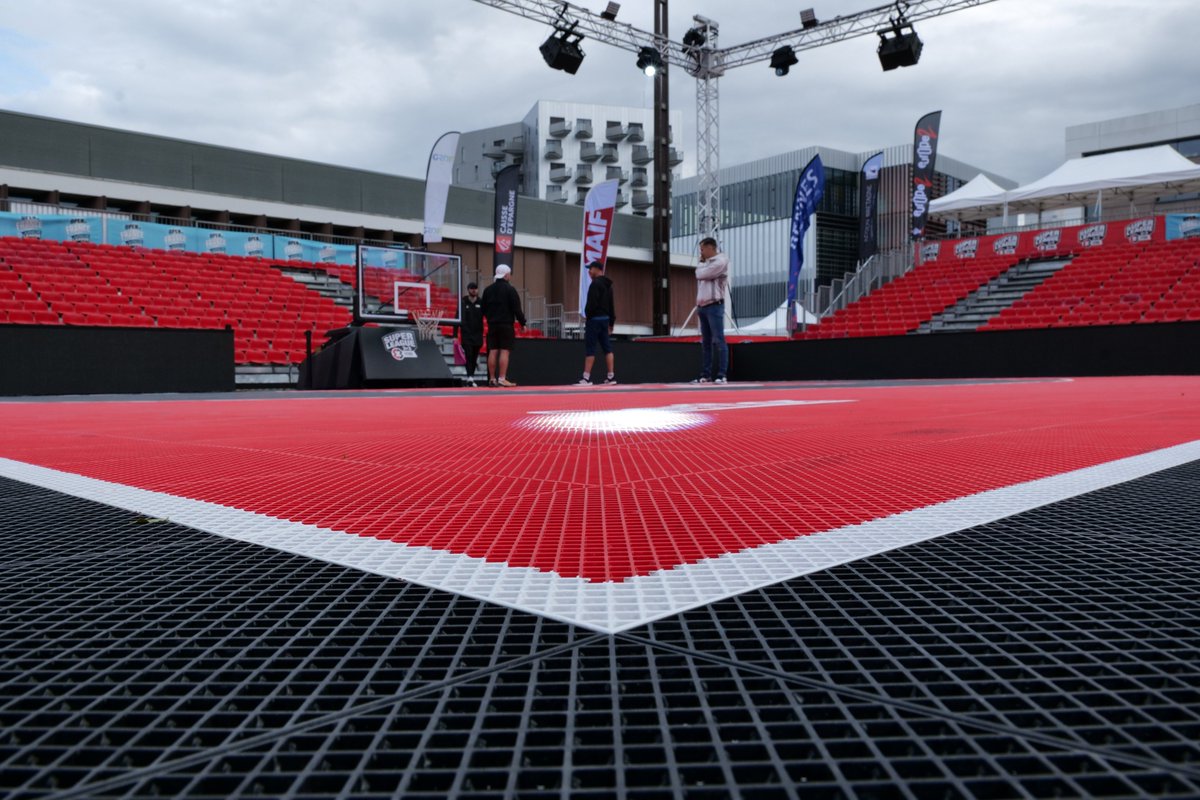 Rennes24's tweet photo. Pendant une semaine, l'esplanade Charles de Gaulle à #Rennes se transforme en temple du #basket 3x3 🏀 Matchs, animations, food-trucks... L'entrée est gratuite et ouverte à tous ! https://t.co/kumvTo15rv