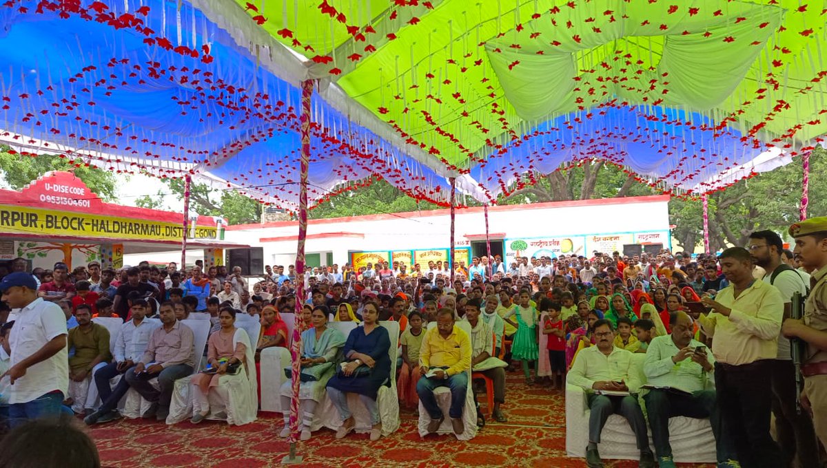 dmgonda2's tweet photo. विकासखण्ड हलधरमऊ अंतर्गत ग्राम पंचायत सिकरी में चौपाल लगाकर ग्रामीणों की समस्याओं को सुना तथा संबंधित अधिकारियों को समयबद्ध व गुणवत्तापूर्ण निस्तारण करने के दिये निर्देश। @UPGovt @CMOfficeUP @ChiefSecyUP @CdoGonda 

प्रशासन चला, गांव की ओर।
गांव की समस्या, गांव में समाधान। https://t.co/ouVNcNOjnt