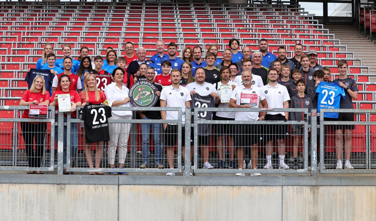 Titel 🏆 kennt der Fußball ⚽️ viele. Keiner ist so süß wie der des FAIRPLAY-Siegers. 😉 Gemeinsam mit @1_fc_nuernberg & @fussballnde haben wir im Max-Morlock-Stadion 🏟️ die fairsten Amateurteams der Region ausgezeichnet: s-magazin.de/?=91314 🫶 #ehrensachesportplatz