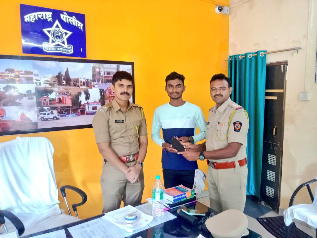 #Mobile_Return I हरवलेले एकूण 06 मोबाईल फोनचा शोध घेऊन ते त्यांच्या मूळ मालकांना परत करण्यात आले.

<a href="/IPS_Bachchan/">Bachchan Singh</a> <a href="/IGP_AmtRange/">IGP AMRAVATI RANGE</a> <a href="/DGPMaharashtra/">महाराष्ट्र पोलीस - Maharashtra Police</a> <a href="/maharashtra_hmo/">HMO Maharashtra</a> <a href="/InfoWashim/">जिल्हा माहिती कार्यालय वाशिम</a>