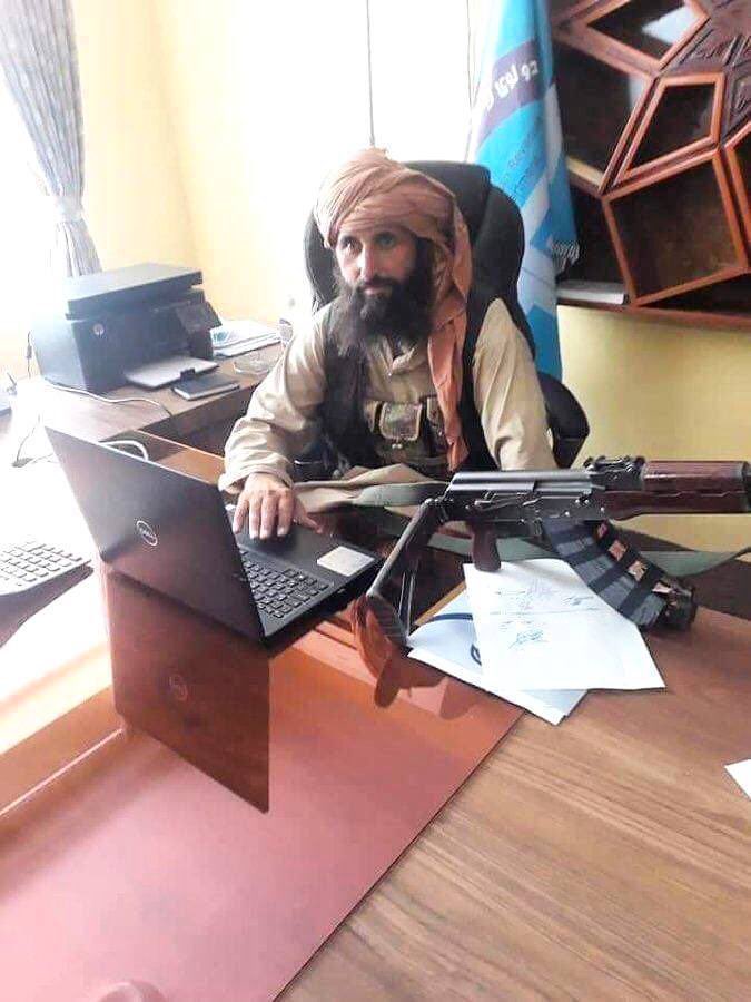 Sentletse's tweet photo. An Afghan public servant at work https://t.co/FBDT16kSRG