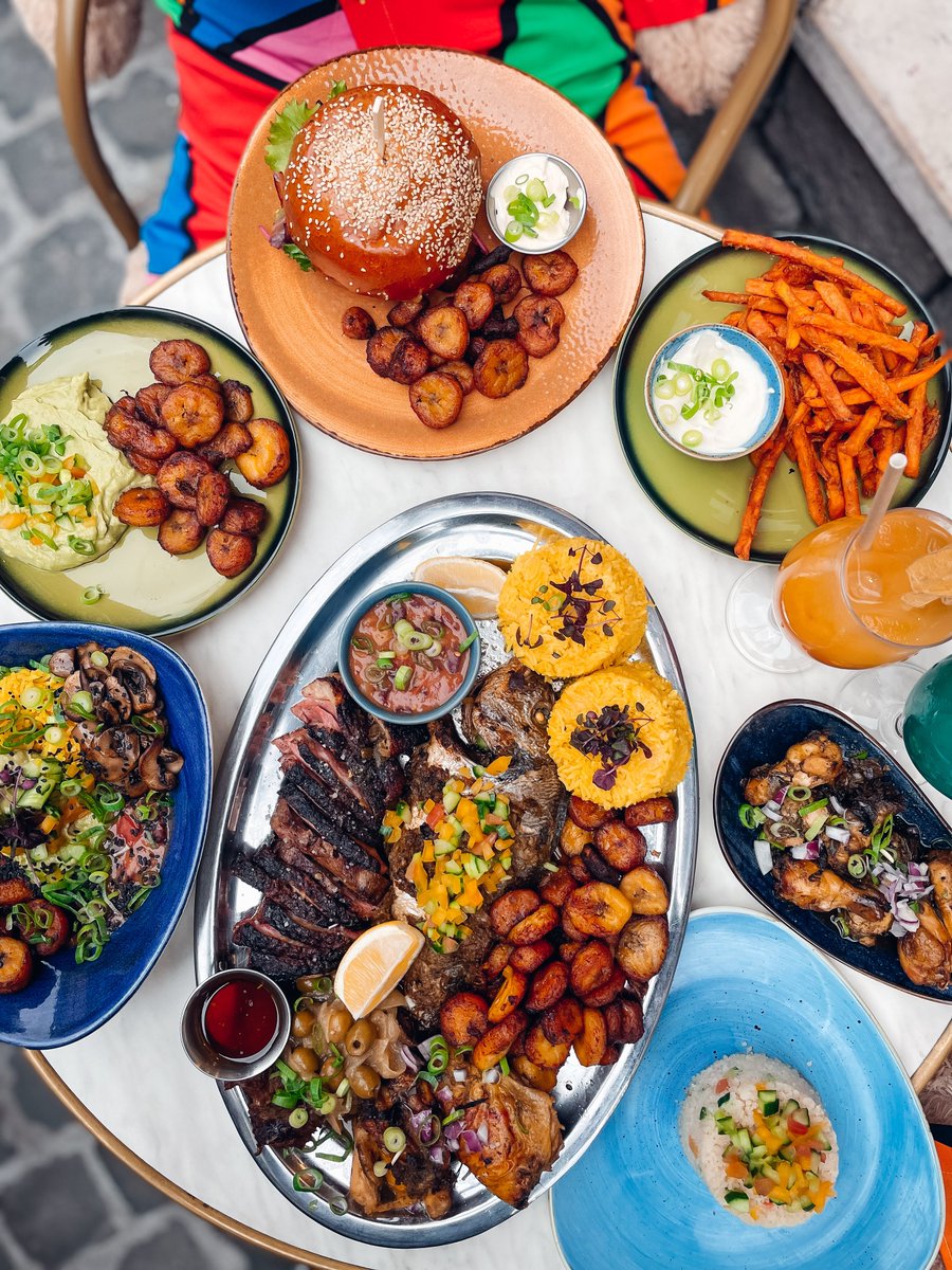 Bon, ça fait 3 ans qu'on est là, mais on s'est jamais vraiment présentés, donc c'est parti ! 🧵⤵️