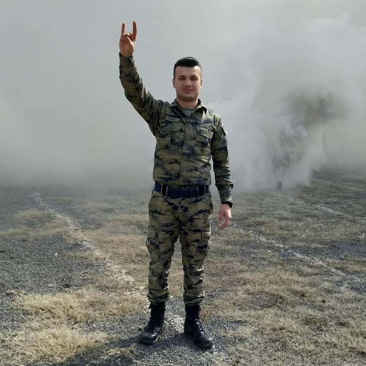 ParloomDAO's tweet photo. Van'da silah kazası sonucu Askerimiz Ulaştırma Sözleşmeli Er Ömer Cinkara Şehit oldu.🇹🇷 https://t.co/j5U46nsiAq