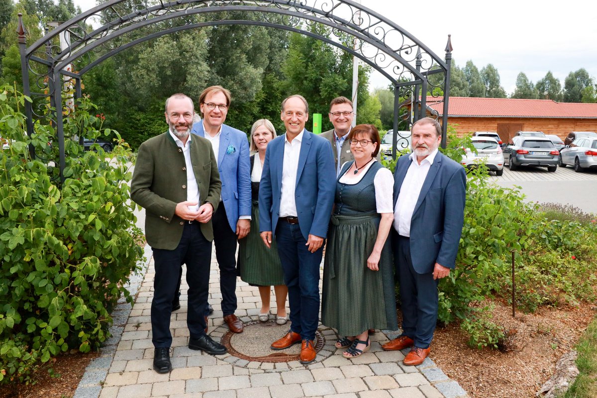 ManfredWeber's tweet photo. Mitten unter den Leuten beim Sommer-#Stammtisch der #CSU Rottal-Inn mit Martin #Wagle, Thomas #Pröckl und Max #Straubinger in Bayerbach. Europa zu den Menschen bringen, aber auch die Anliegen der Menschen nach Europa. #eppgroup #webervorort (Fotos: Mrio Besendorfer) https://t.co/e5IxSosK6J