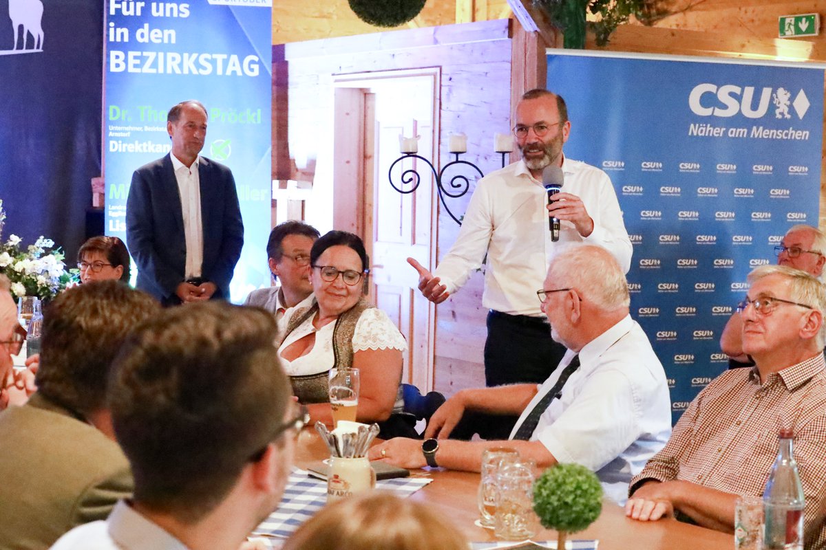 ManfredWeber's tweet photo. Mitten unter den Leuten beim Sommer-#Stammtisch der #CSU Rottal-Inn mit Martin #Wagle, Thomas #Pröckl und Max #Straubinger in Bayerbach. Europa zu den Menschen bringen, aber auch die Anliegen der Menschen nach Europa. #eppgroup #webervorort (Fotos: Mrio Besendorfer) https://t.co/e5IxSosK6J