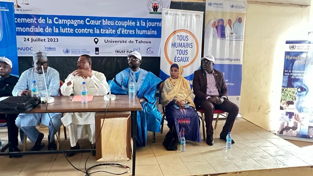 Campagne Cœur Bleu : ONUDC et HCDH ont démarré les activités de sensibilisation des étudiants de l’Université Djibo Hamani de Tahoua sur la traite des personnes et le trafic illicite de migrants ainsi que leurs conséquences sur les droits des victimes.