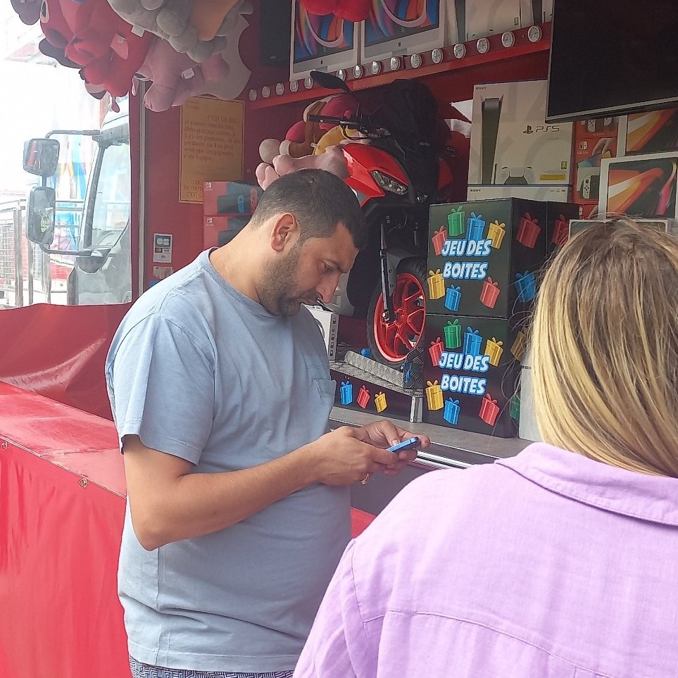 enedis_hdf's tweet image. En ce moment et jusqu&apos;au 20 aout, la #foire de #Calais bat son plein ! Les manèges de la #fête foraine 🎠 ont directement été raccordés au réseau électrique ⚡️ pour un événement sans groupe électrogène, et donc, plus respectueux de la🌎 #BranchonsLesEvénements #Forains
