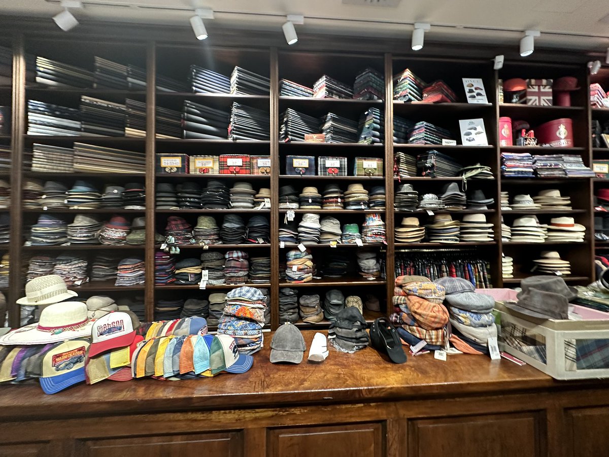 SWexNY's tweet photo. Out and about shopping in Milan before last Bruce show tonight. Found this great little hat shop that @jeffkazee would enjoy. https://t.co/MMnZSrcSuR