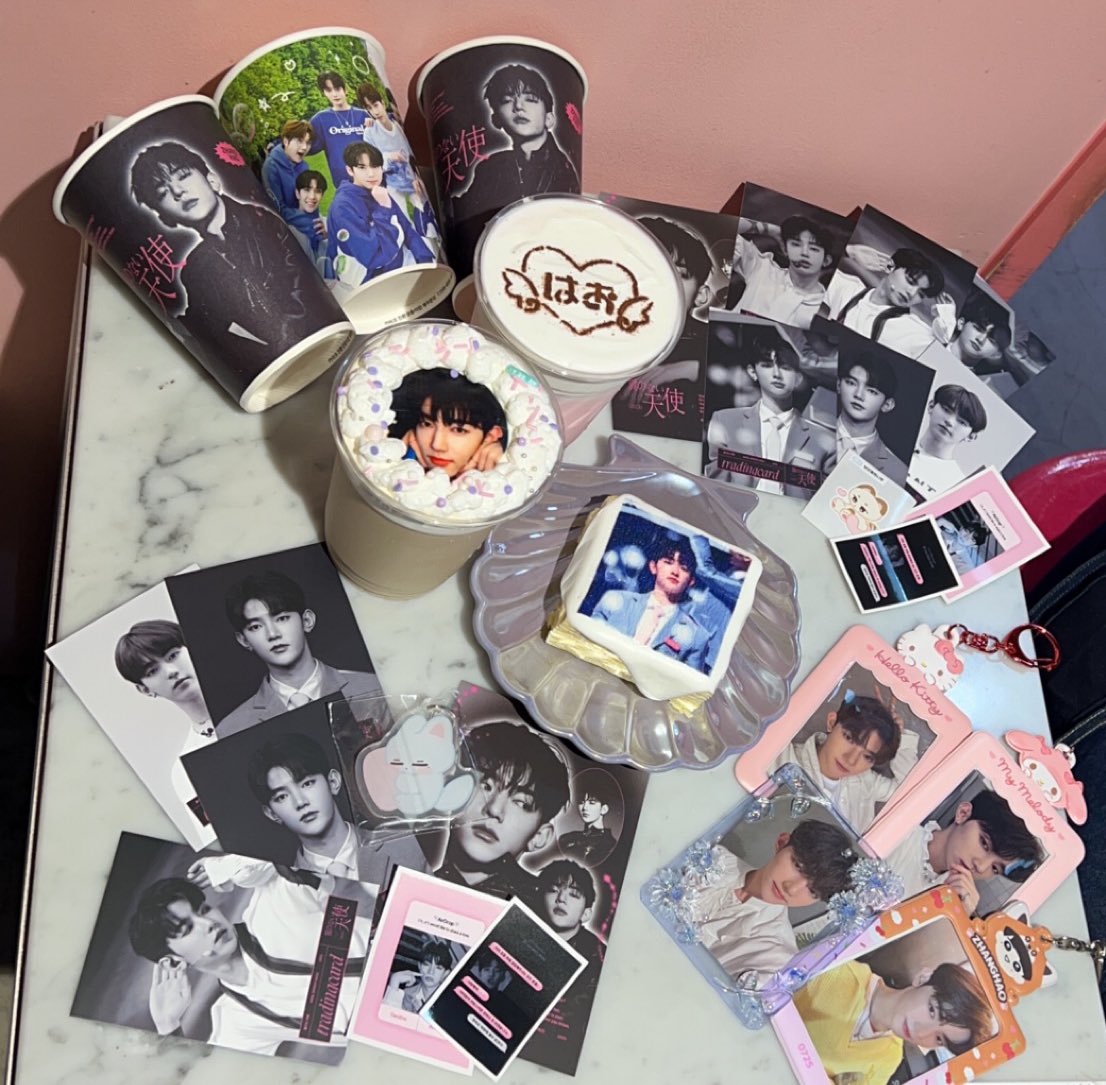 HaosSatellite's tweet photo. 230725 짱구리 생카 탐방1
‧˚                   ♡                                       ⁺｡
  :¨·.·¨:                                        ♡
   `·. @zerohour_zh @zerohour_jp 

염원하는 제로님의 이벤트ㅜㅜ
긴시초가 루브르였다.

📍TIG CAFE
#2023ジャンハオ誕生祭 
#2023HAPPYZHDAY https://t.co/tAeqicNQkM