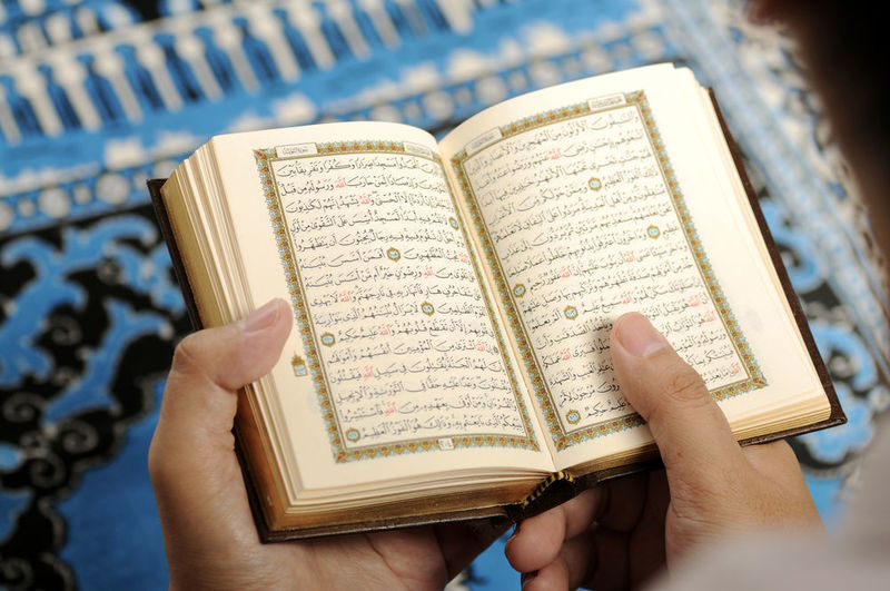 Muzuzxck's tweet photo. "Saya tak pandai ilmu agama, macam mana nak tafsir Quran?" 

Terkadang dialog atau monolog ini berlegar dalam fikiran kita.

Sebenarnya, tugas kita bukanlah mentafsir al-Quran, tetapi mentadabbur al-Quran. 

Apakah beza antara tafsir dan tadabbur? https://t.co/jX8XAXNuXn
