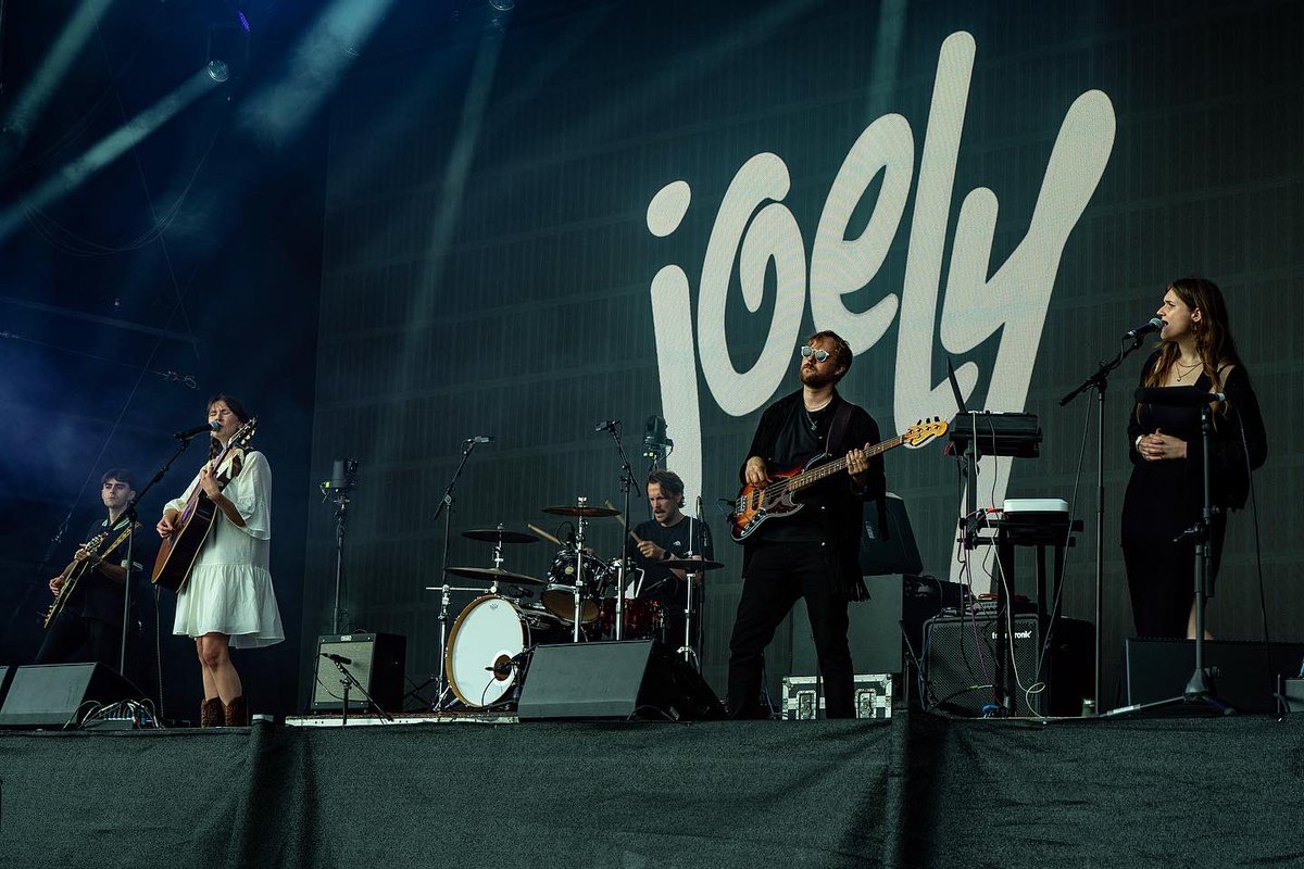 ryanchanguitar's tweet photo. @TruckFestival with these wonderful people was pretty great as things go.

#music #guitar #guitarist #liverpoolmusic #liverpoolmusician #liverpool #fredperry #ibanez #truck #truckfestival #truckfestival2023 https://t.co/J7TPeqdexU