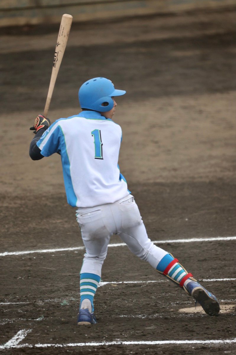 higuti_y's tweet photo. 遅くなりました。
皆さんからお祝いのメッセージ沢山いただきありがとうございます。
大学時代「プロ？無理無理」と言われてから3年、無我夢中でやって来た結果、実現する事ができました。
実力はまだまだなのは分かってます。
でも「登れる階段はまだ沢山ある」と。
チームの必要なピースになれ。 https://t.co/LhKHvRMp1D