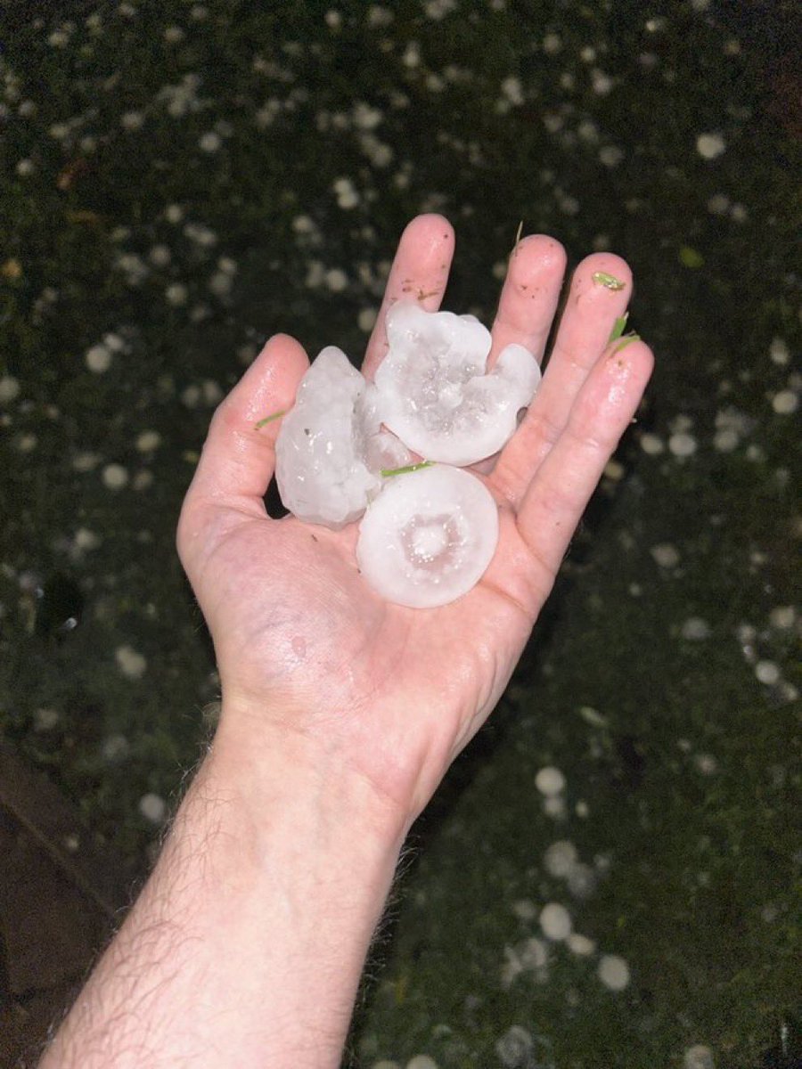 GiZollino's tweet photo. @CarloCalenda @Azione_it Adattamento non solo mitigazione del cambio climatico è urgente (👇thread di un po' di tempo fa). E va fatto bene, x evitare ulteriore sperpero di denaro pubblico. P.e. cappotti termici edifici (mitigazione) resilienti a grandinate (adattamento). Non come questi @CarloCalenda https://t.co/u7PkXyT0Oz