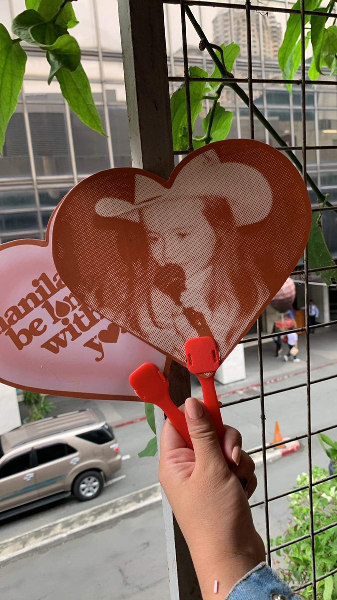 PinoyKarpenters's tweet photo. hi carpenters! all supplies of both banners and fans for non-donors have officially been claimed. our team would like to thank you all for the support and for joining our giveaway💗 enjoy the concert everyone! 💌 do tag us in your pics, we'd love to see you! #EmailsICantSendMNL https://t.co/xoiABiFzln