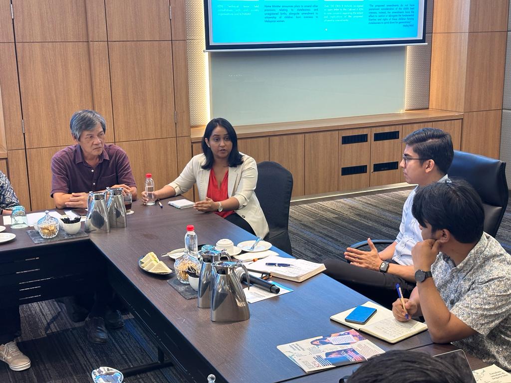 ramalo_maalini's tweet photo. CSOs &amp; activist having one dialogue session  after the other, with political parties &amp; MPs on both progressive and regressive citizenship amendments!

Seperate the citizenship amendments! 

Dont take away their citizenship rights, because they cant speak for themselves. https://t.co/a6WiZLpz6T