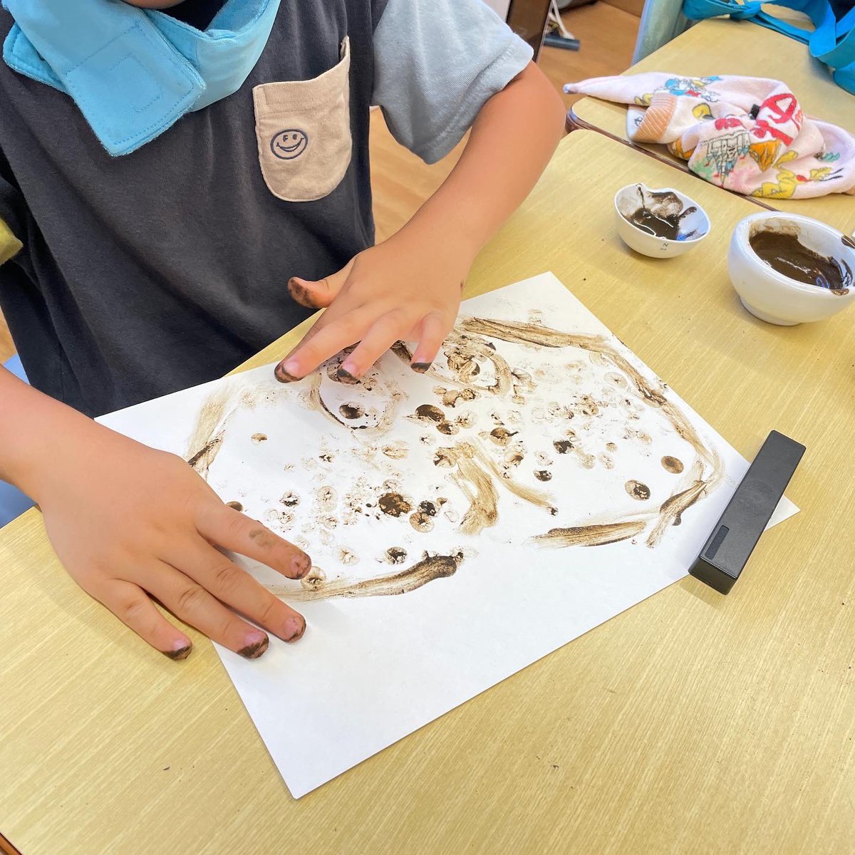 \森林×書道教室を始めました/

今回のテーマは
「土で絵の具を作ろう！」

公園で採取した色の違う土を使って絵の具づくりに挑戦。

"土"の字を書いたのですが「人がルンルン跳ねているみたい！」と！素敵な想像力ですね。

最後は土のでき方や団粒構造について学ぶまとめの時間も✏️