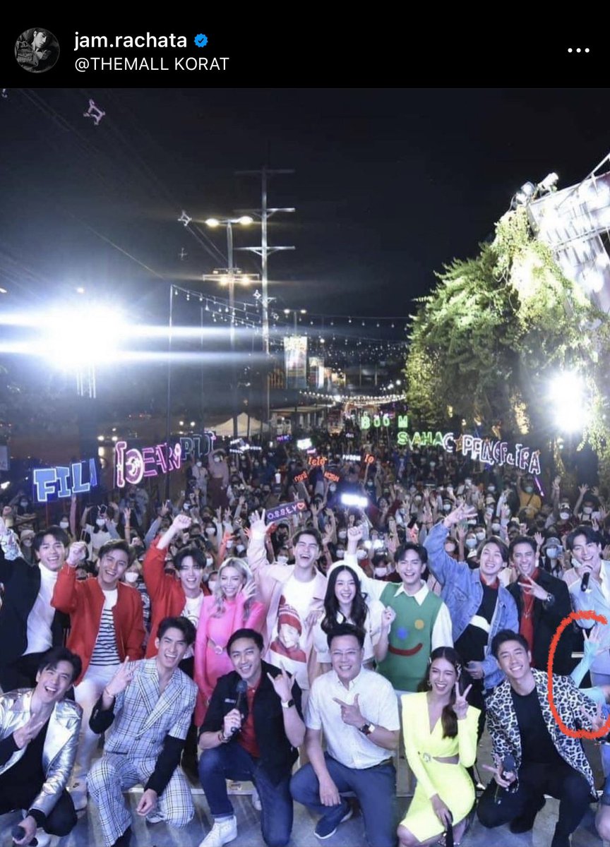 BachataJam's tweet photo. @RachataJam 一时间竟不知道要怎么磕，是要磕爱你就把你裁掉，还是像当初CP粉磕的那样裁掉的都是无关紧要的闲杂人等呢……
I guess cropping someone out of the photo means loving them🥴

#LawsofAttraction
#กฎแห่งรักดึงดูด
#JamFilm #แจมฟิล์ม
#jamrachata #แจมรชตะ
#FilmThanapat #ฟิล์มธนภัทร https://t.co/kXhKcn0Pqt