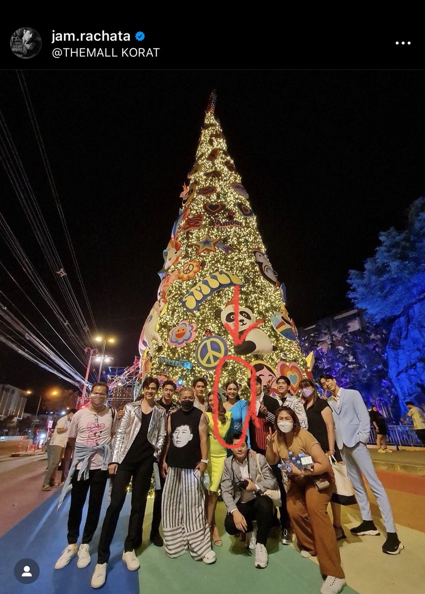 BachataJam's tweet photo. @RachataJam 一时间竟不知道要怎么磕，是要磕爱你就把你裁掉，还是像当初CP粉磕的那样裁掉的都是无关紧要的闲杂人等呢……
I guess cropping someone out of the photo means loving them🥴

#LawsofAttraction
#กฎแห่งรักดึงดูด
#JamFilm #แจมฟิล์ม
#jamrachata #แจมรชตะ
#FilmThanapat #ฟิล์มธนภัทร https://t.co/kXhKcn0Pqt
