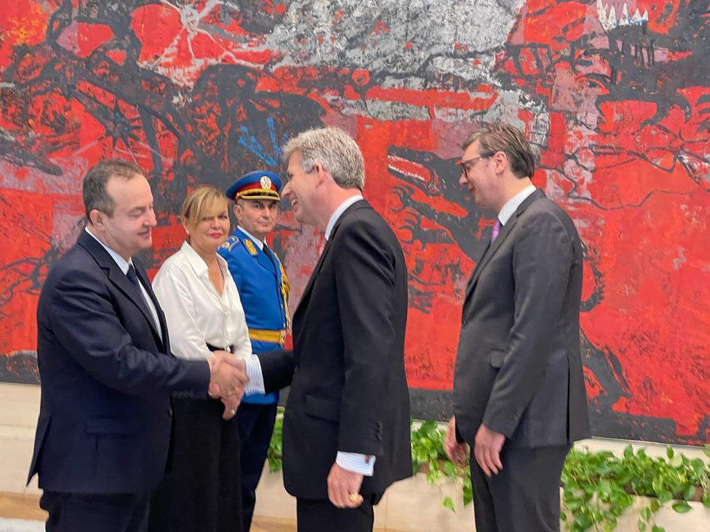 ukinserbia's tweet photo. 📰 "Nj.E. Edvard Ferguson @EAFergusonUK predao je danas akreditivna pisma predsedniku Republike Srbije, Nj.E. Aleksandru Vučiću i time formalno stupio na dužnost ambasadora Ujedinjenog Kraljevstva Velike Britanije i Severne Irske 🇬🇧u #Srbija 🇷🇸..." https://t.co/bsB74bFb34