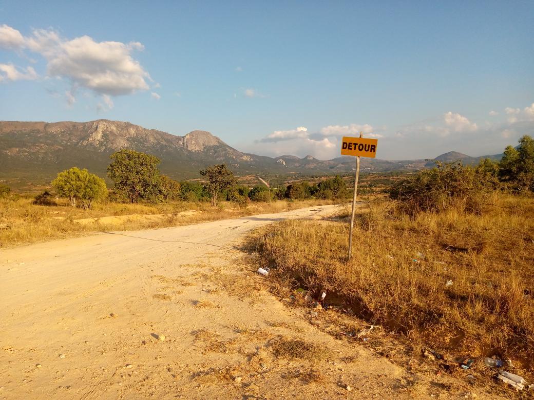 BrianRupiya's tweet photo. Zanu pf roads in Nyanga South
This z the state of Bhinyaroad,a major road which has been neglected by zanu pf
They even erected a ZINARA billboard,with a CITY OF HARARE court of arms😂 &even opened a Detour, only2reopen the road in that horrible state
They want 5 more yrs😭? https://t.co/xgr18nq7X3