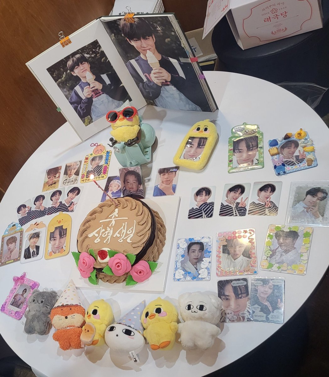 📍라라냉삼 라라음악사

기깔나게 생일축하했고 너무 재밌었어요..
고기 진짜 맛있어서 소맥 술술 들어갔어요😂 (12만원치 먹고나온건 안비밀..ㅎ)

#판타지어디야고기먹자_오잉우와
#인성다원과_냉삼한접시_뚝딱

#SF9 #인성 #INSEONG #다원 #DAWON