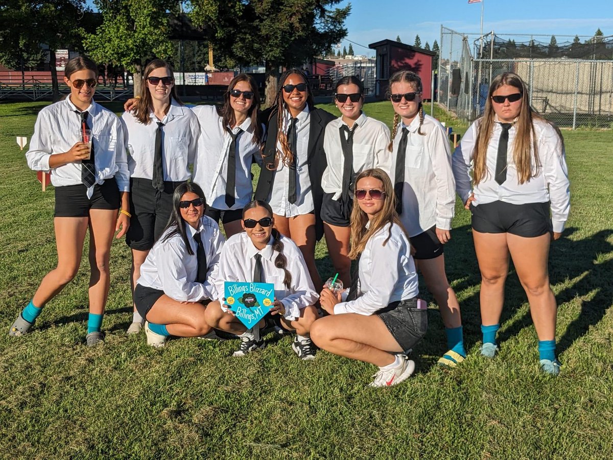 KpWalters2028's tweet photo. #USASoftballOfSacramento Class B Western Nationals 16U. Trading pins, team pics, walking parade as Men In Black: #BillingsBlizzardFastpitch represented!
1st game @ 8:30am PST 07/28. Go Bliz!
#KPWalters2028 #ClassOf2028 #fastpitch #usasoftball #billingsblizzard #TourneyMachine https://t.co/NLYOvpzcyy