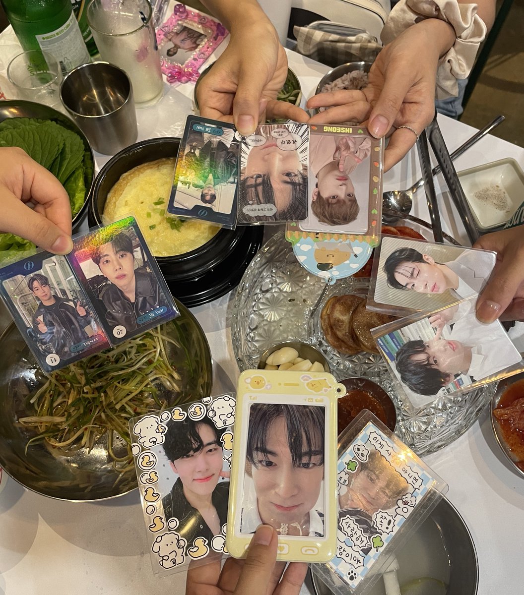 ddu_bi__'s tweet photo. 📍라라냉삼 라라음악사

기깔나게 생일축하했고 너무 재밌었어요..
고기 진짜 맛있어서 소맥 술술 들어갔어요😂 (12만원치 먹고나온건 안비밀..ㅎ)

#판타지어디야고기먹자_오잉우와
#인성다원과_냉삼한접시_뚝딱

#SF9 #인성 #INSEONG #다원 #DAWON https://t.co/aYtgF7Aet2