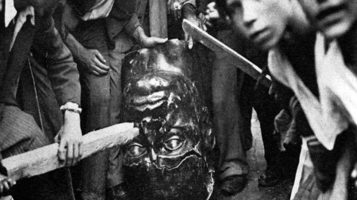 Focus_it's tweet photo. Ottant'anni fa, il #25luglio 1943, a Roma, alla notizia che Mussolini era stato sfiduciato, la folla esultante per le strade distruggeva le statue che rappresentavano il duce.
Ecco che cosa #accaddeogggi 👇🏻
https://t.co/9YWwTlKRA7 https://t.co/3nHvq2zbff