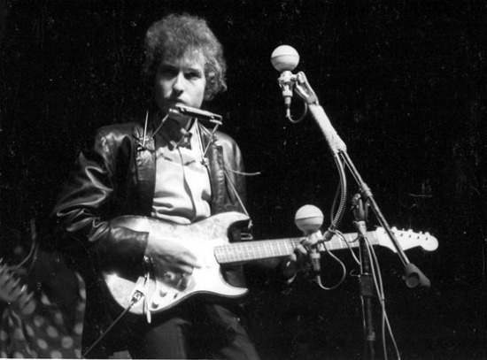 Il 25 luglio 1965, al Newport Folk Festival, Bob Dylan suona per la prima volta un set elettrico, facendo inorridire i folkloristi di tutto il mondo 

#almanaccomercury #bobdylan #25luglio #newportfolkfestival