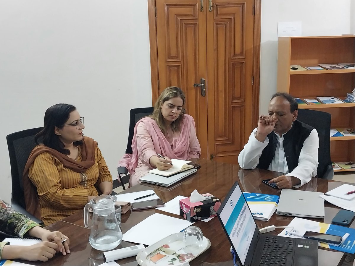 cpdi_pakistan's tweet photo. Mr. Zahid (@XahidAbdullah),  RTI laws expert, leading Climate Activist Orientation today! #CPDI aims to empower young #ClimateActivists to be informed and to assert their rights for a sustainable future. We have to take #ClimateAction together 🌱🌏 #RTIandClimateProtection https://t.co/mP7i73U7SG