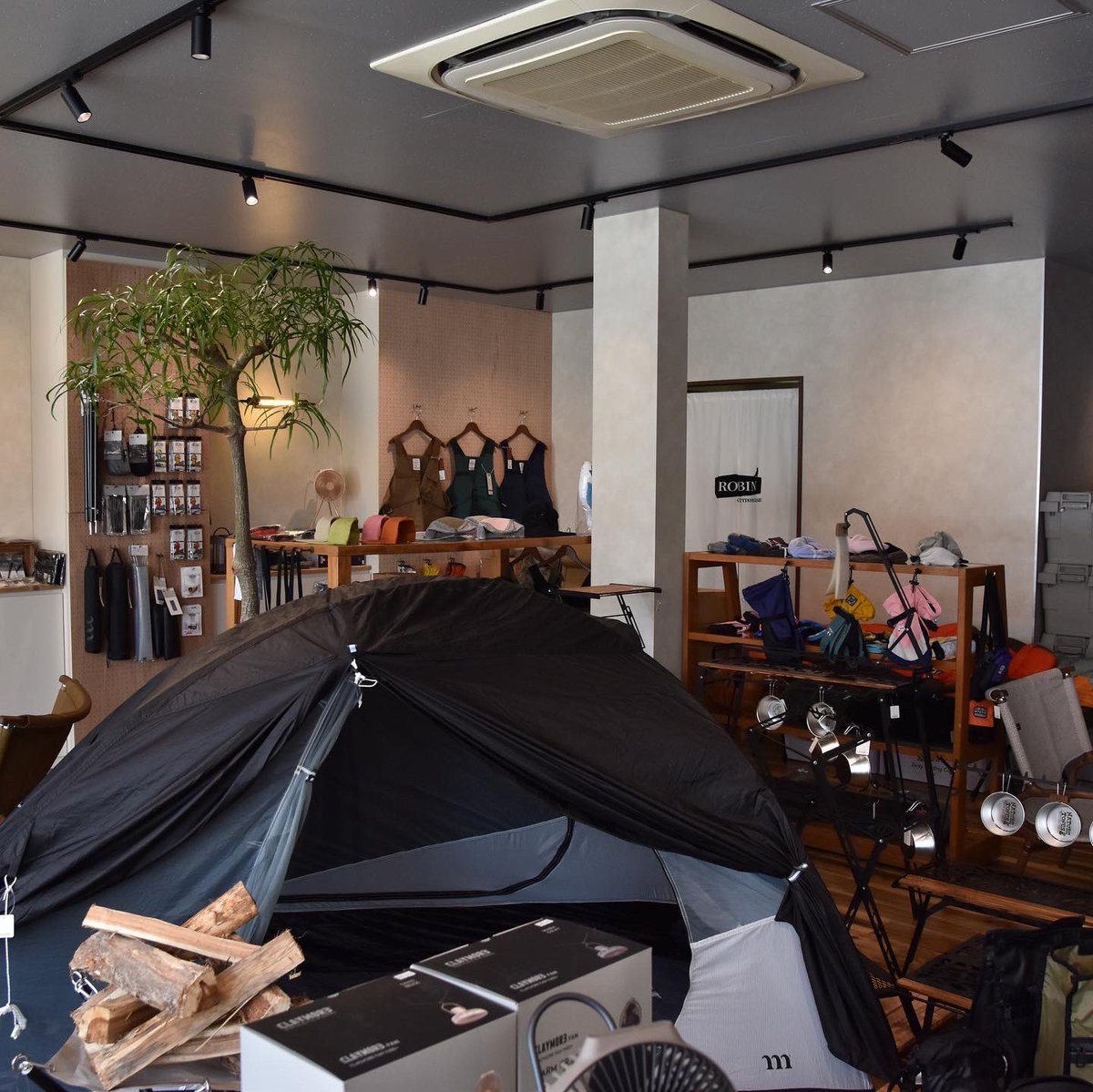 AvyCOLAJapan's tweet photo. 先日のポップアップ無事盛況で終了しました。かなり良い感じのお店でディスプレイも素敵に出来ました😊
#Mottage #RobinOutdoorBase #足立区 https://t.co/vEPKABh35C