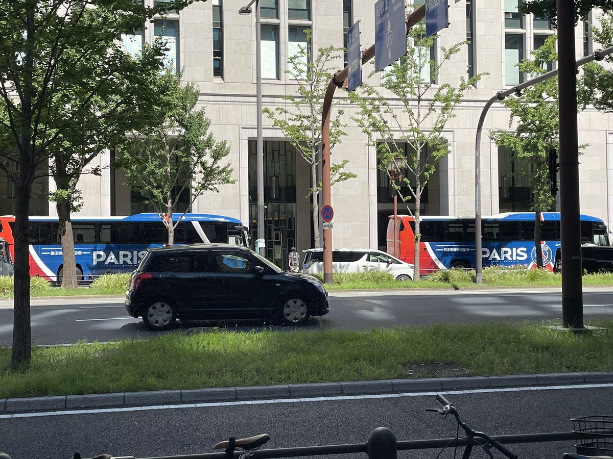 dplustrading's tweet photo. 事務所前のホテルに選手が泊まってるようで、朝から出待ちのファンだらけ。
ネイマールはちょっと見てみたいかな
#パリサンジェルマン #ParisSaintGermain https://t.co/y3hnIFfhr0