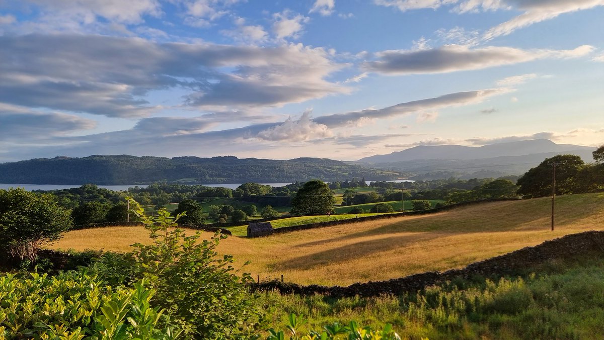 From Toutbeck, you get a glorious sunset view of the English countryside across the rolling fields, Lake Windermere and the Lakeland Fells that dominate the horizon. A priceless moment! 👌🏻
#LakeDistrict #sunset #ThePhotoHour #StormHour